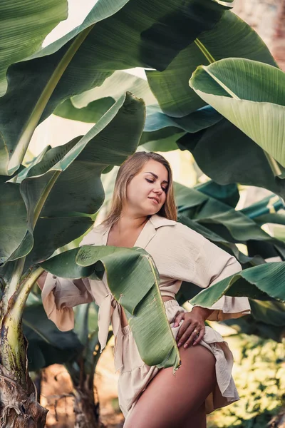 Beautiful Woman Jungle Resort Hotel Tropical Trees Plants Woman Banana — Stock Photo, Image