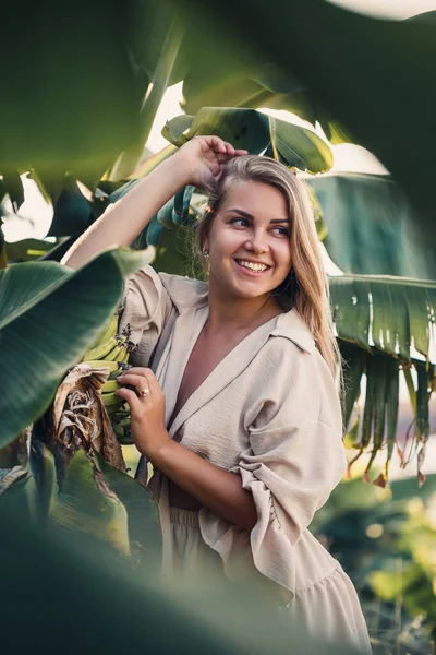 Exotisk Tropisk Kvinna Nära Gröna Blad Banan Buske Tropisk Flicka — Stockfoto