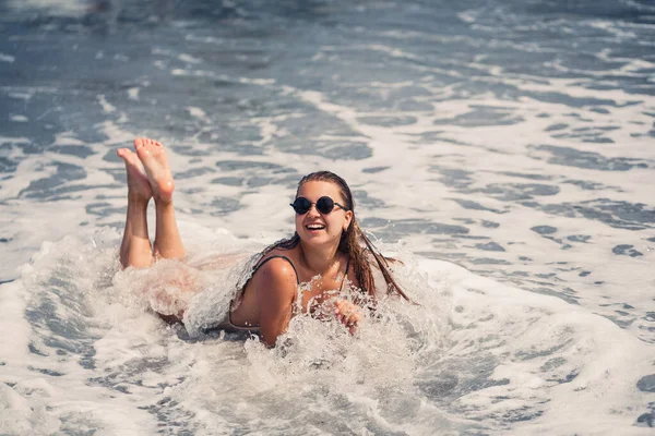 Žena Béžových Plavkách Leží Prázdné Písečné Pláži Blízkosti Oceánu — Stock fotografie