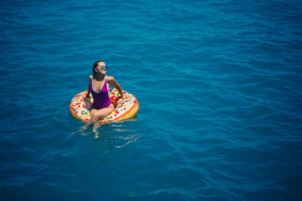 Ξέγνοιαστη Νεαρή Γυναίκα Που Απολαμβάνει Μια Χαλαρωτική Μέρα Στη Θάλασσα — Φωτογραφία Αρχείου