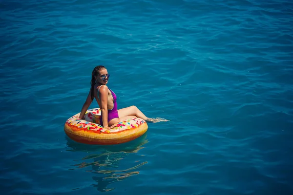 Jeune Fille Insouciante Profitant Une Journée Détente Mer Flottant Sur — Photo