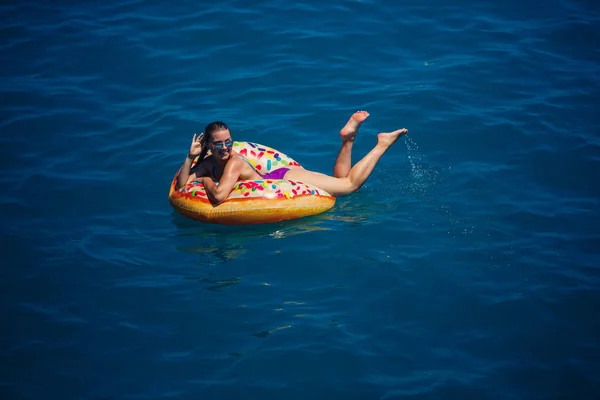 Krásná Šťastná Mladá Žena Plavkách Nafukovacím Kroužkem Odpočívající Modrém Moři — Stock fotografie
