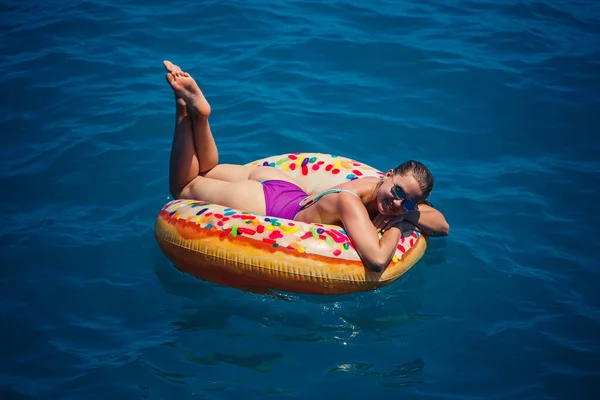 Schöne Glückliche Junge Frau Einem Badeanzug Mit Einem Aufblasbaren Ring — Stockfoto
