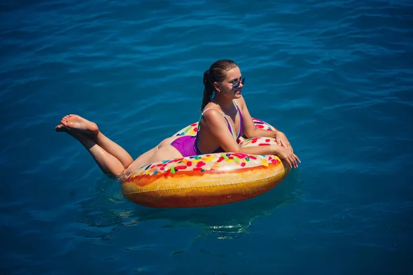 Mooie Gelukkige Jonge Vrouw Een Zwempak Met Een Opblaasbare Ring — Stockfoto