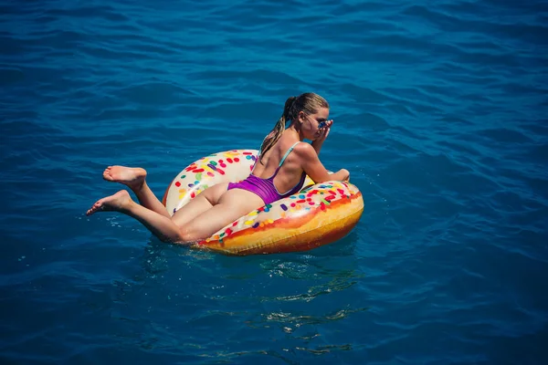 Belle Jeune Femme Dans Mer Nage Sur Anneau Gonflable Amuse — Photo