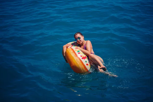 Hermosa Joven Cayó Círculo Inflable Mar Azul Chica Vacaciones Nada — Foto de Stock