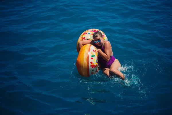 Belle Jeune Femme Est Tombée Cercle Gonflable Dans Mer Bleue — Photo