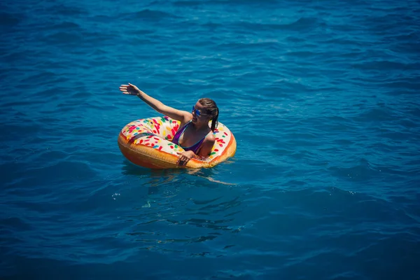 Vacker Ung Kvinna Föll Från Uppblåsbar Cirkel Det Blå Havet — Stockfoto