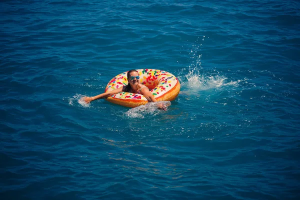 Mujer Joven Flotando Una Gran Dona Inflable Mar Turquesa Transparente —  Fotos de Stock