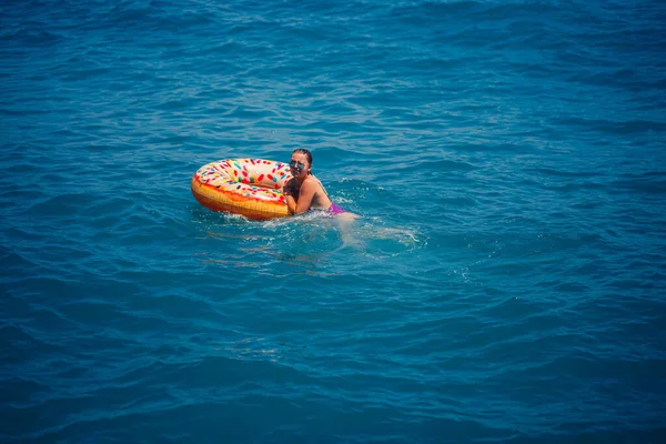 Jeune Femme Flottant Sur Gros Beignet Gonflable Dans Mer Turquoise — Photo