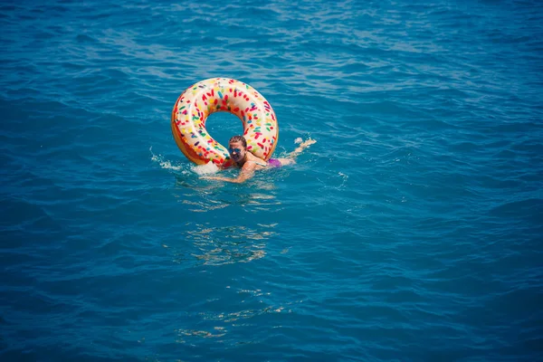 Mulher Nova Que Flutua Donut Grande Inflável Mar Turquesa Transparente — Fotografia de Stock