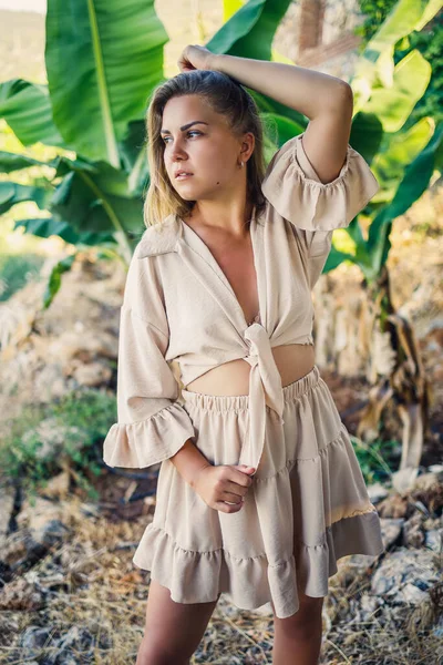 Attractive Young Fair Skinned Woman Stands Banana Trees Tropical Park — Stock Photo, Image