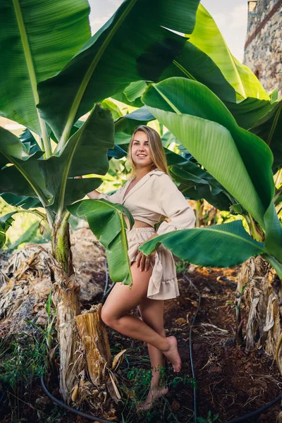 Kvinna Nära Gröna Blad Banan Buskar Naturen Park Tropisk Plats — Stockfoto