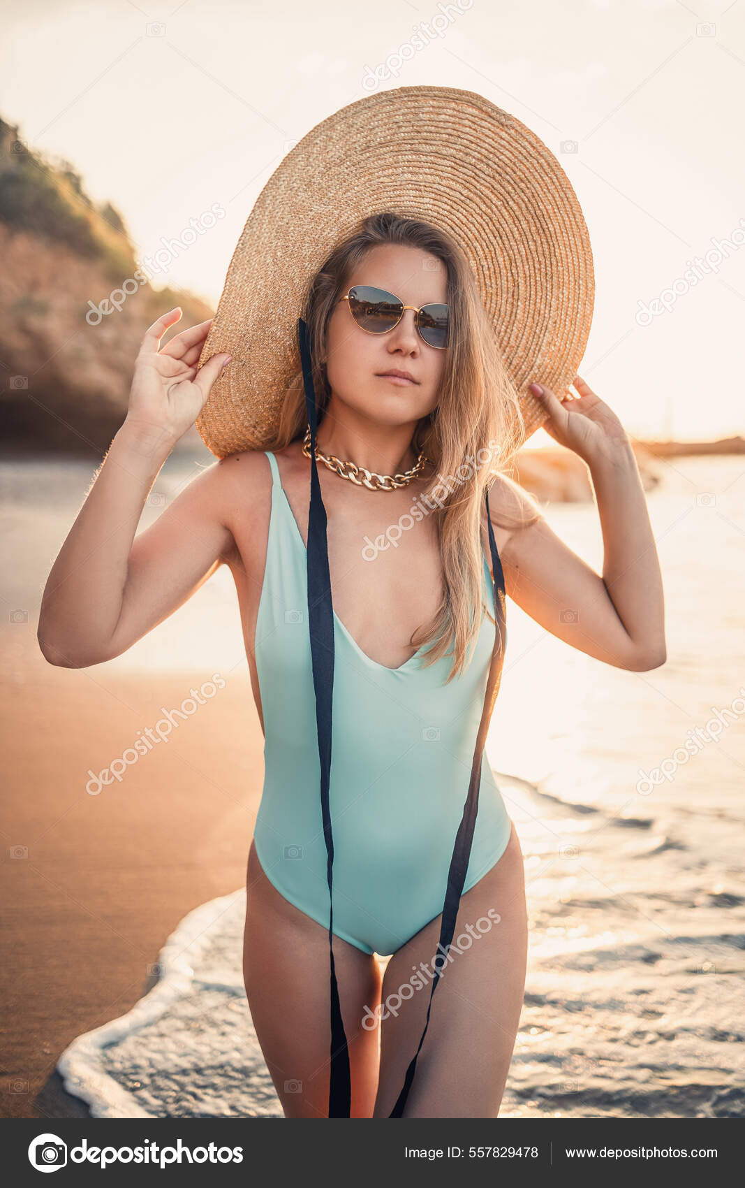 Jeune Femme Maillot Bain Chapeau Bord Mer Dans Lumière Coucher