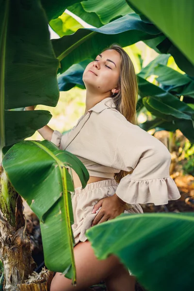 Kvinna Nära Gröna Blad Banan Buskar Naturen Park Tropisk Plats — Stockfoto