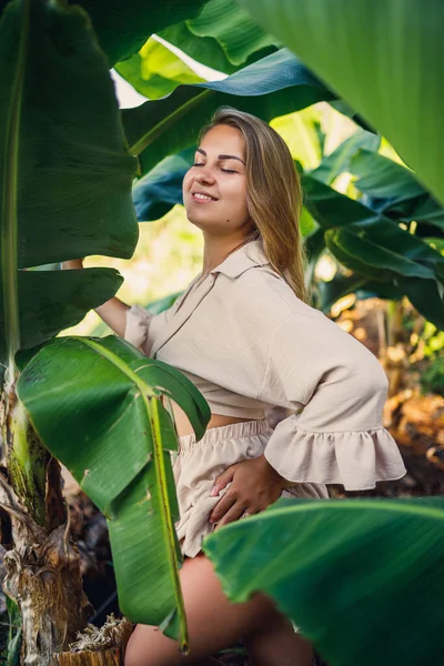 Woman Green Leaves Banana Bushes Nature Park Tropical Place She — Stock Photo, Image