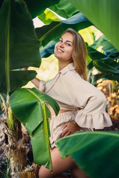 Kvinna Nära Gröna Blad Banan Buskar Naturen Park Tropisk Plats — Stockfoto