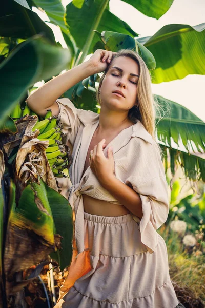 Žena Poblíž Velkého Zeleného Listu Banánového Stromu Přírodě Parku Tropické — Stock fotografie