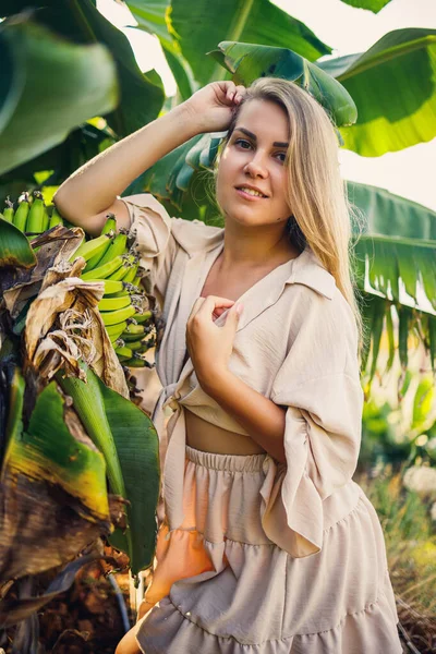 Woman Large Green Leaf Banana Tree Nature Park Tropical Plants — Stock Photo, Image