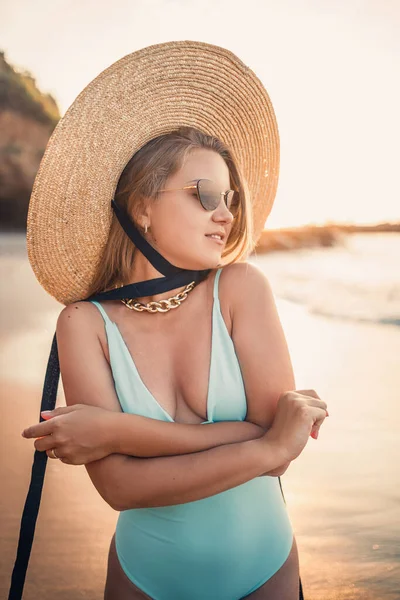 Young Tanned Woman Beautiful Swimsuit Straw Hat Stands Rests Tropical — Stock Photo, Image