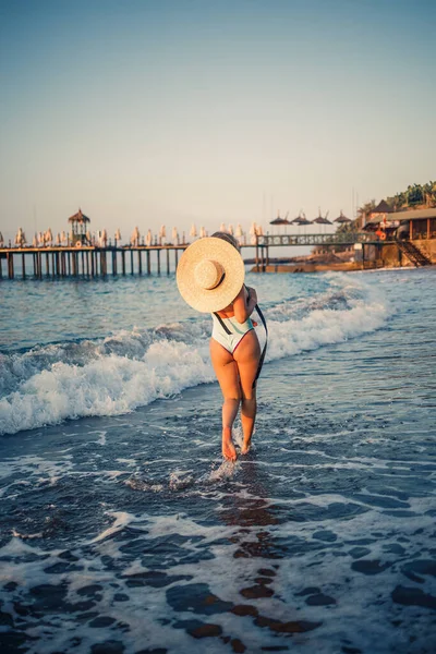 Una Mujer Traje Baño Sombrero Con Gafas Pasea Por Playa — Foto de Stock