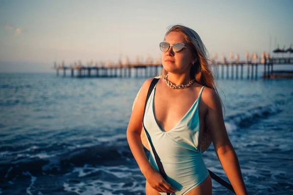 Žena Plavkách Klobouku Brýlemi Kráčí Pláži Při Západu Slunce Koncept — Stock fotografie