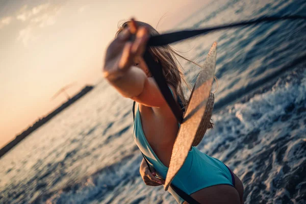 Uma Mulher Fato Banho Chapéu Com Óculos Passeia Pela Praia — Fotografia de Stock