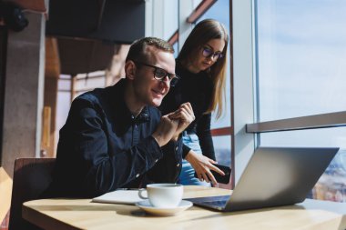 Mutlu iş adamları masada oturuyor, konuşuyor, gülüyor, iş belgelerini tartışıyor, gülümsüyor, iş arkadaşları bir brifingde iş birliği yapıyor, bir toplantıda beyin fırtınası yapıyorlar.