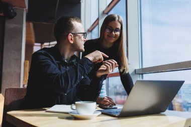 Mutlu iş adamları masada oturuyor, konuşuyor, gülüyor, iş belgelerini tartışıyor, gülümsüyor, iş arkadaşları bir brifingde iş birliği yapıyor, bir toplantıda beyin fırtınası yapıyorlar.