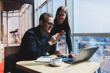 Mutlu iş adamları masada oturuyor, konuşuyor, gülüyor, iş belgelerini tartışıyor, gülümsüyor, iş arkadaşları bir brifingde iş birliği yapıyor, bir toplantıda beyin fırtınası yapıyorlar.