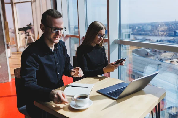Mutlu iş adamları masada oturuyor, konuşuyor, gülüyor, iş belgelerini tartışıyor, gülümsüyor, iş arkadaşları bir brifingde iş birliği yapıyor, bir toplantıda beyin fırtınası yapıyorlar.