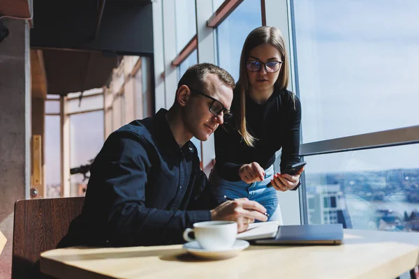 Mutlu iş adamları masada oturuyor, konuşuyor, gülüyor, iş belgelerini tartışıyor, gülümsüyor, iş arkadaşları bir brifingde iş birliği yapıyor, bir toplantıda beyin fırtınası yapıyorlar.