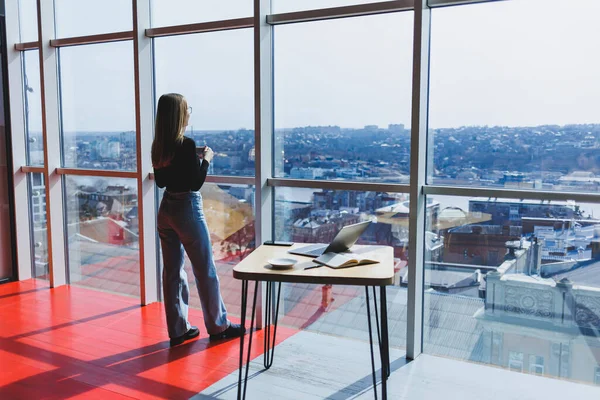 Mujer Europea Bebe Café Mira Por Ventana Café Una Joven — Foto de Stock