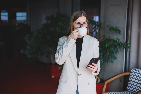 Temmelig Glad Kvinde Taler Smartphone Drikker Kaffe Mens Står Cafe - Stock-foto
