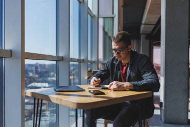 Kafe işletme bilgisi, yatırım raporu, dizüstü bilgisayarlar ve dijital pazarlama üzerine çevrimiçi araştırma yaparken notlar yazmak konusunda başarılı bir yönetici. Ofisin dışında çalış.
