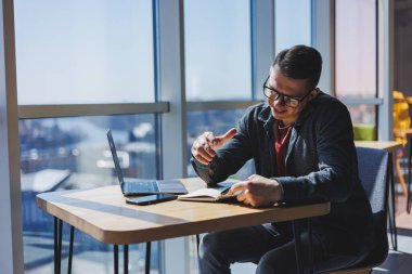 Kafe işletme bilgisi, yatırım raporu, dizüstü bilgisayarlar ve dijital pazarlama üzerine çevrimiçi araştırma yaparken notlar yazmak konusunda başarılı bir yönetici. Ofisin dışında çalış.