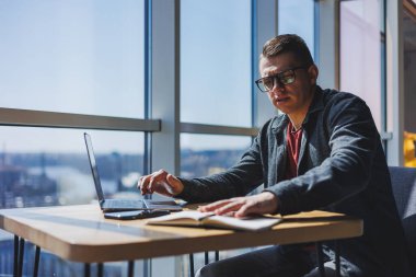 Kafe işletme bilgisi, yatırım raporu, dizüstü bilgisayarlar ve dijital pazarlama üzerine çevrimiçi araştırma yaparken notlar yazmak konusunda başarılı bir yönetici. Ofisin dışında çalış.