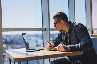 Kafe işletme bilgisi, yatırım raporu, dizüstü bilgisayarlar ve dijital pazarlama üzerine çevrimiçi araştırma yaparken notlar yazmak konusunda başarılı bir yönetici. Ofisin dışında çalış.