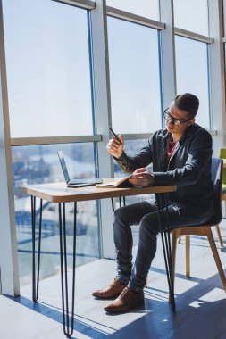 Kafe işletme bilgisi, yatırım raporu, dizüstü bilgisayarlar ve dijital pazarlama üzerine çevrimiçi araştırma yaparken notlar yazmak konusunda başarılı bir yönetici. Ofisin dışında çalış.