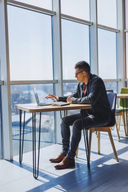 Kafe işletme bilgisi, yatırım raporu, dizüstü bilgisayarlar ve dijital pazarlama üzerine çevrimiçi araştırma yaparken notlar yazmak konusunda başarılı bir yönetici. Ofisin dışında çalış.