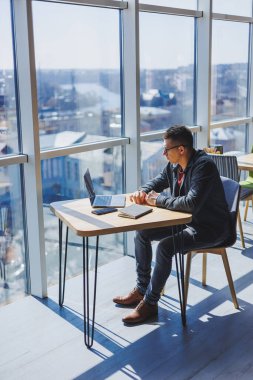 Kafe işletme bilgisi, yatırım raporu, dizüstü bilgisayarlar ve dijital pazarlama üzerine çevrimiçi araştırma yaparken notlar yazmak konusunda başarılı bir yönetici. Ofisin dışında çalış.