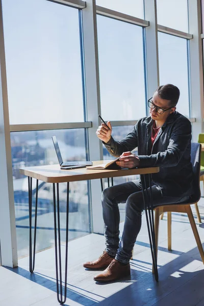 Kafe işletme bilgisi, yatırım raporu, dizüstü bilgisayarlar ve dijital pazarlama üzerine çevrimiçi araştırma yaparken notlar yazmak konusunda başarılı bir yönetici. Ofisin dışında çalış.