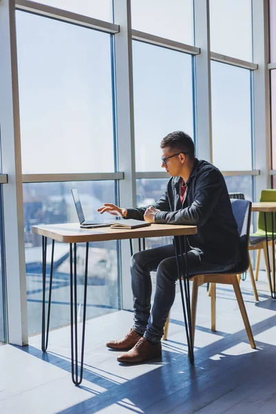 Kafe işletme bilgisi, yatırım raporu, dizüstü bilgisayarlar ve dijital pazarlama üzerine çevrimiçi araştırma yaparken notlar yazmak konusunda başarılı bir yönetici. Ofisin dışında çalış.