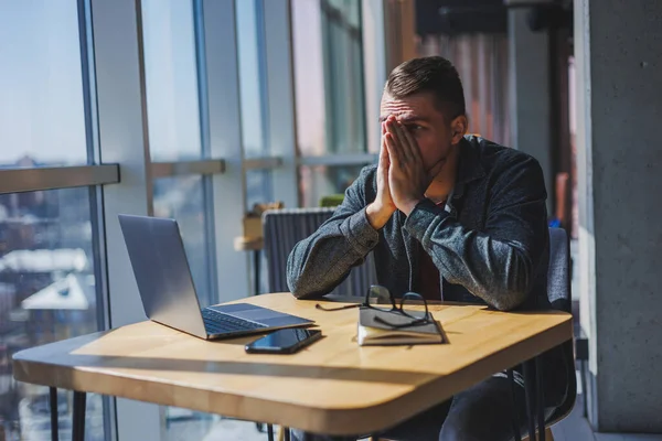 Retrato Homem Profissional Trabalhando Remotamente Com Laptop Moderno Sentado Uma — Fotografia de Stock