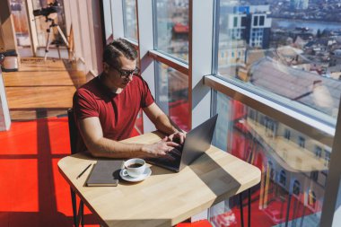 Akıllı yazılım geliştiricisi masaüstünde dizüstü bilgisayarla birlikte oturuyor ve serbest çalışma sırasında mesajlaşma ve ağ oluşturma için ağ kitabı kullanarak yayıncılık fikri yaratıyor.