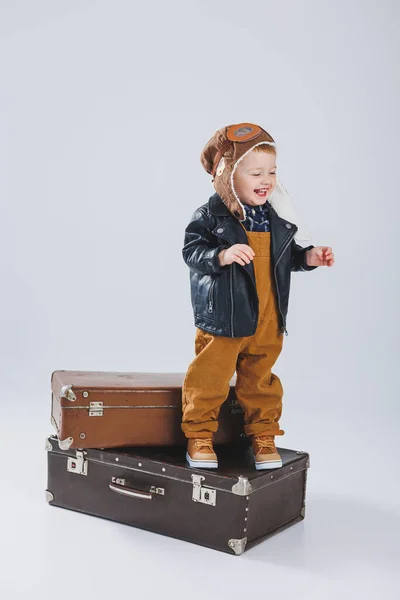 Deri Ceketli Kahverengi Tulumlu Küçük Bir Çocuk Büyük Bir Bavulun — Stok fotoğraf