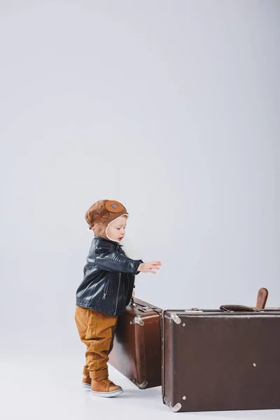 Щасливий Хлопчик Шоломі Піджак Пілота Несе Коричневу Валізу Портрет Дитячого — стокове фото