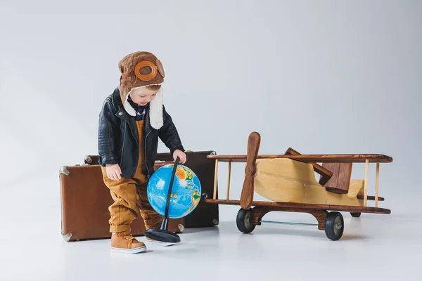 Niño Con Una Chaqueta Cuero Sombrero Piloto Avión Madera Globo — Foto de Stock