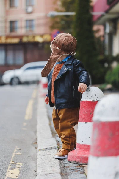 Stylowy Latek Skórzanej Kurtce Brązowych Spodniach Spaceruje Ulicą Nowoczesne Dziecko — Zdjęcie stockowe