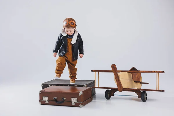 Niño Feliz Casco Una Chaqueta Piloto Encuentra Cerca Avión Madera — Foto de Stock